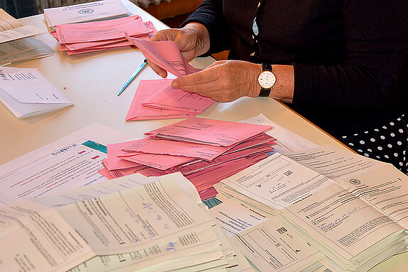 Ab 18 Uhr werden am Wahlsonntag die Stimmzettel ausgezählt – hier zu sehen das Öffnen der Briefwahl-Umschläge. (Foto: Stadt Freising)