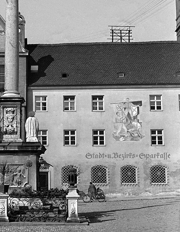 Auch das propagandistische Wandgemälde am Stauberhaus, das der Maler Georg Liebhart 1937 geschaffen hat, wurde auf Captain Snows Anordnung hin übermalt; Fotografie von Carl Koislmaier, um 1940 (Stadtarchiv Freising, Fotosammlung).