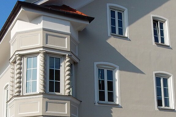 Neue Farbe für eine Fassade nach einer Befunduntersuchung; Foto: Stadt Freising