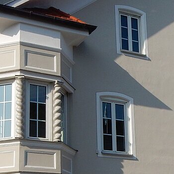 Neue Farbe für eine Fassade nach einer Befunduntersuchung; Foto: Stadt Freising