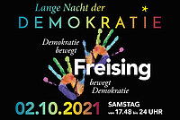 Schwarzes Plakat mit bunten Händen und teilweise buntem Text