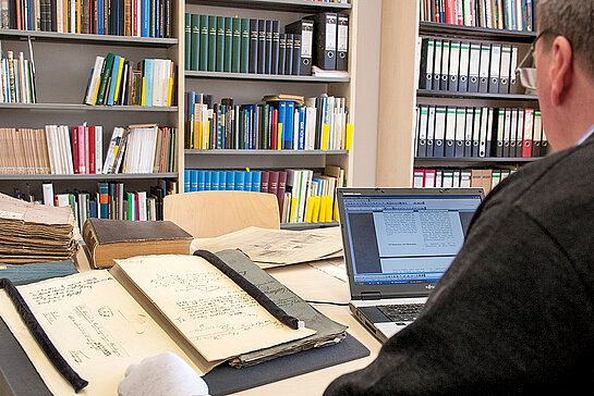 Blick in den Lesesaal der Stadtbibliothek