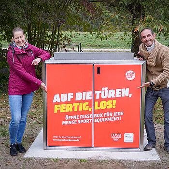 Sportkoordinatorin Elisa Keidler und Sportreferent Jürgen Mieskes freuen sich über die, durch den DOSB geförderte SportBox