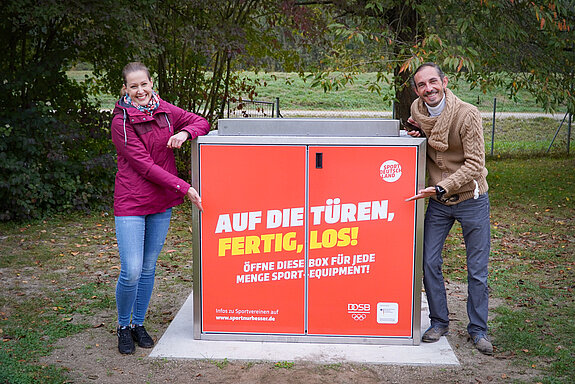 Sportkoordinatorin Elisa Keidler und Sportreferent Jürgen Mieskes freuen sich über die, durch den DOSB geförderte SportBox