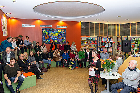 Zahlreiche Gäste begrüßte Bibliotheksleiterin Susanne Beck zur Geburtstagsfeier. (Foto: Stadt Freising)