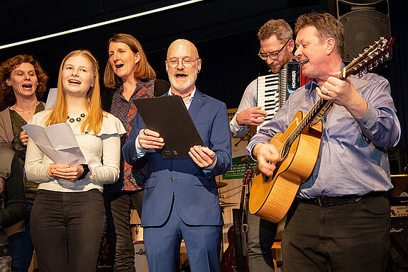 Singen voller Inbrust für Martin Keeser: der Musikschul-Beirats-Chor - in der Mitte stellvertretender Musikschulleiter Jürgen Wüst.