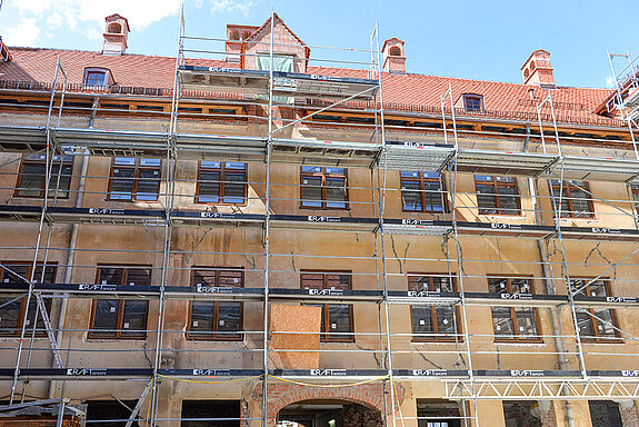 Blick auf die ausgetauschten Eichenfenster im Innenhof. (August 2021/Foto: Stadt Freising)