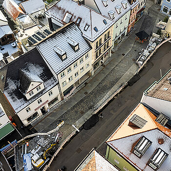 Blick auf den bereits sanierten Abschnitt des (in diesem Bereich wieder geschlossenen) Moosachbetts im Bereich der "Zinnernen Kanne". (Drohnenfoto Dezember 2021: F.J. Kirmaier/das produktionshaus)