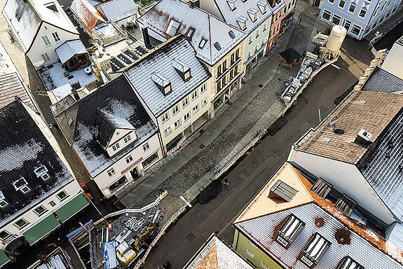 Blick auf den bereits sanierten Abschnitt des (in diesem Bereich wieder geschlossenen) Moosachbetts im Bereich der "Zinnernen Kanne". (Drohnenfoto Dezember 2021: F.J. Kirmaier/das produktionshaus)