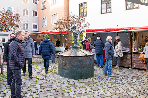 Korbiniansmarkt rund um den Roider-Jackl- Brunnen. (Foto: Stadt Freising)