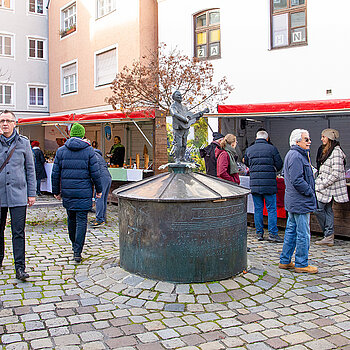 Korbiniansmarkt rund um den Roider-Jackl- Brunnen. (Foto: Stadt Freising)