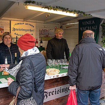 Korbiniansmarkt rund um den Roider-Jackl- Brunnen - der Verkaufsstand des "Freisinger Hofs" (Wachau). (Foto: Stadt Freising)