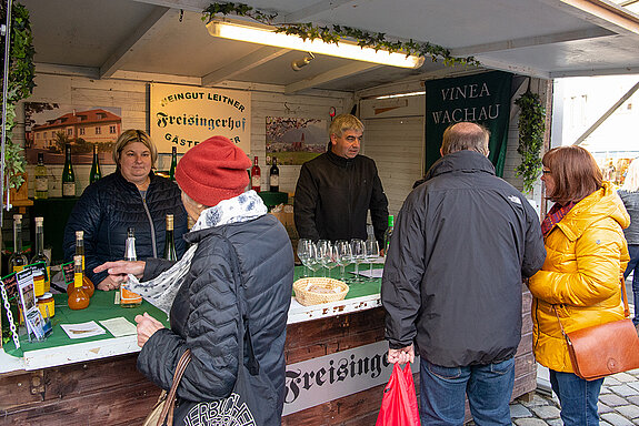 Korbiniansmarkt rund um den Roider-Jackl- Brunnen - der Verkaufsstand des "Freisinger Hofs" (Wachau). (Foto: Stadt Freising)