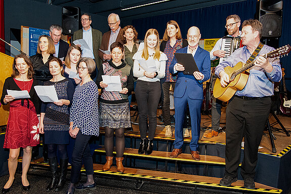 „Wir haben tagelang geübt“, behauptete Beiratsvorsitzender und Kulturreferent Hubert Hierl über den zwei Tage zuvor formierten „Musikschul-Beirats-Chor“.