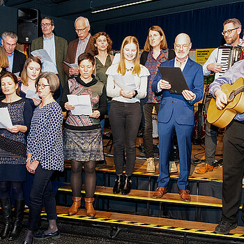 „Wir haben tagelang geübt“, behauptete Beiratsvorsitzender und Kulturreferent Hubert Hierl über den zwei Tage zuvor formierten „Musikschul-Beirats-Chor“.