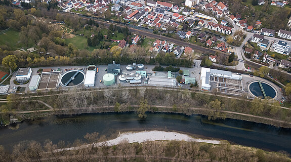 Kläranlage Freising 2021 (Drohnenaufnahme: Ingenieurbüro HPE GmbH) Kläranlage Freising 2021 (Drohnenaufnahme: Ingenieurbüro HPE GmbH)