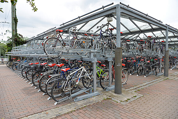 Doppelstock-Fahrradabstellanlage am Bahnhof