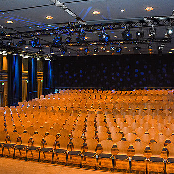 Blick von der Bühne auf den Theatersaal in der Luitpoldhalle. (Foto: Stadt Freising)