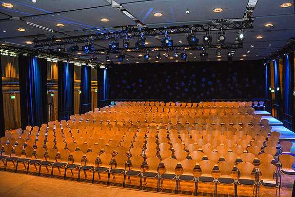Blick von der Bühne auf den Theatersaal in der Luitpoldhalle. (Foto: Stadt Freising)