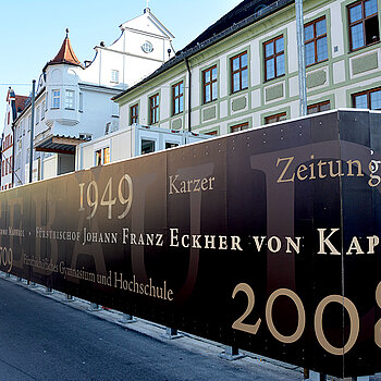 1949 wurde die 1839 eingebaute Zwischendecke im Saal zur Schaffung eines Festsaales entfernt und es erfolgte die Namensgebung als "Asamsaal". 