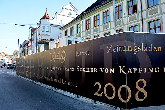 1949 wurde die 1839 eingebaute Zwischendecke im Saal zur Schaffung eines Festsaales entfernt und es erfolgte die Namensgebung als "Asamsaal". 