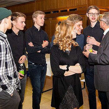 Hauptamtsleiter Rupert Widmann (rechts) im Gespräch mit den jungen Musiker*innen. (Foto: Stadt Freising)