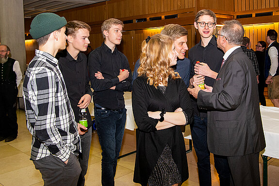 Hauptamtsleiter Rupert Widmann (rechts) im Gespräch mit den jungen Musiker*innen. (Foto: Stadt Freising)