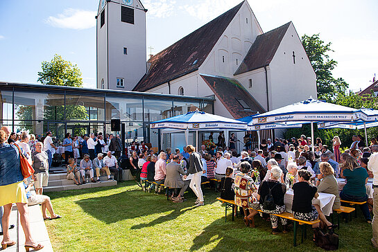 Kultureller Treffpunkt im Garten des evangelischen Gemeindezentrums der Christi-Himmelfahrts-Kirche. (Foto: Stadt Freising)