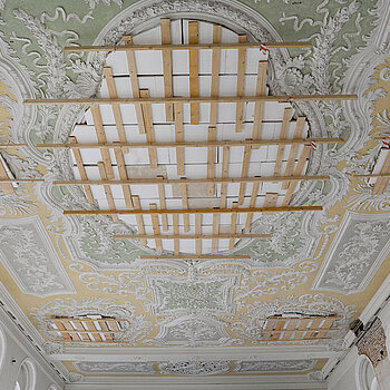 Die Original-Decke im Asamtheater ist wieder zu sehen, nur sind noch die Fresken mit Holzbrettern geschützt. (Foto: Stadt Freising)