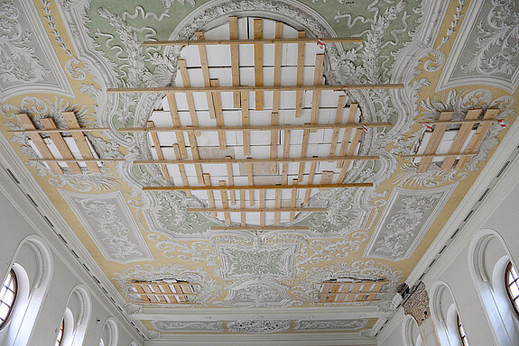 Die Original-Decke im Asamtheater ist wieder zu sehen, nur sind noch die Fresken mit Holzbrettern geschützt. (Foto: Stadt Freising)