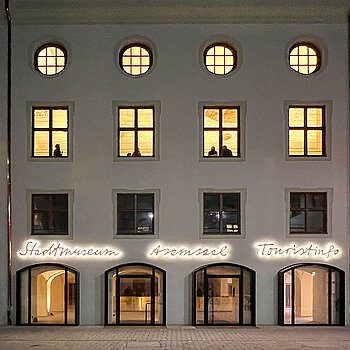 Der Innenhof bei Nacht - oben die beleuchteten Fenster des Asamsaals. (Foto: ski)