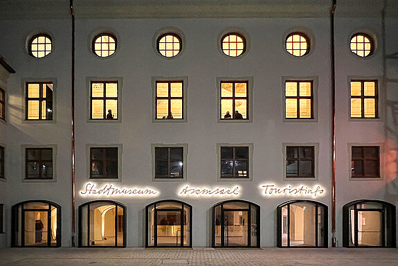 Der Innenhof bei Nacht - oben die beleuchteten Fenster des Asamsaals. (Foto: ski)
