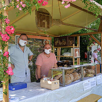 Patrick Romer und Daniel Huber (v.l.) hatten frisch gebackenes Holzofenbrot und Semmeln zum Rosentag 2021 in den Amtsgerichtsgarten mitgebracht. (Foto: Stadt Freising)