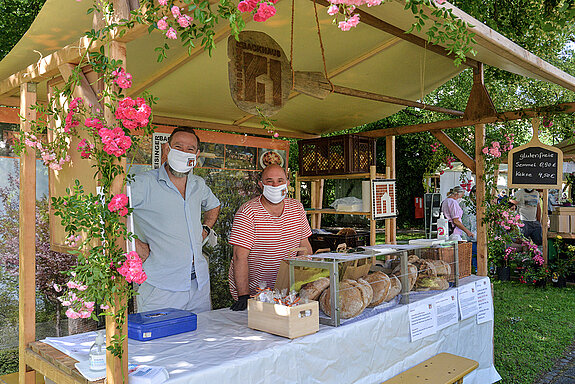 Patrick Romer und Daniel Huber (v.l.) hatten frisch gebackenes Holzofenbrot und Semmeln zum Rosentag 2021 in den Amtsgerichtsgarten mitgebracht. (Foto: Stadt Freising)
