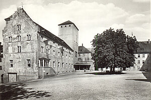 Auf dem "Nährberg" um 1940. Fotosammlung des Stadtarchivs Freising eine schwarz-weiß-Fotografie mit einem Baum in der Mitte von mehreren Gebäuden, mit Hakenkreuzfahne beflaggt
