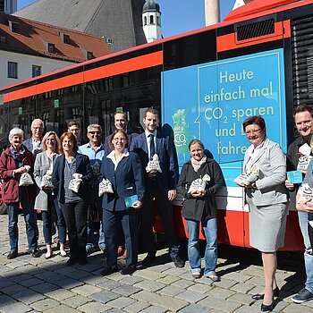 Gruppenbild:Aktion „Raus aus dem Auto – rein in den Bus“ der Freisinger Stadtwerke