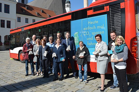 Gruppenbild:Aktion „Raus aus dem Auto – rein in den Bus“ der Freisinger Stadtwerke