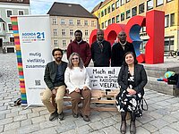 Auf dem Bild sind Teilnehmende an der Foto-Aktion zum Tag gegen Rassismus zu sehen. Auf dem Bild sind Teilnehmende an der Foto-Aktion zum Tag gegen Rassismus zu sehen.