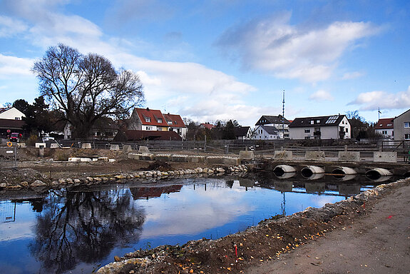 November 2020: Blick auf die parallel zur Bachstraße verlaufenden Moosach. (Foto: Stadt Freising)