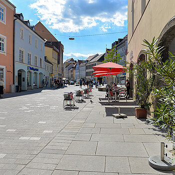 Eindrücke vom mittleren Abschnitt der Unteren Hauptstraße nach den Umbaumaßnahmen. (Foto: Stadt Freising)