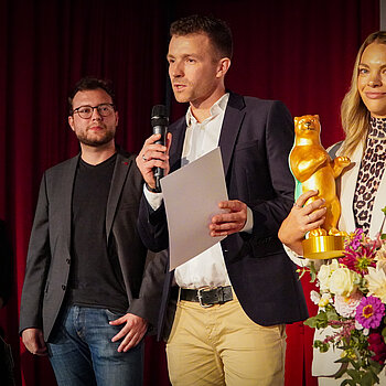 Auf dem Bild (v.l.) Meral Meindl, Stadtrat Nico Heitz, Stefan und Stephanie Geisenhofer zu sehen.