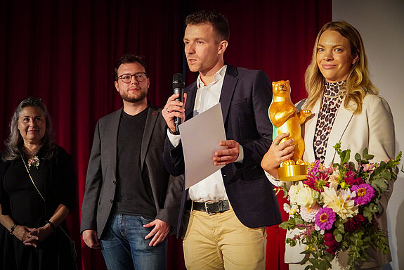 Auf dem Bild (v.l.) Meral Meindl, Stadtrat Nico Heitz, Stefan und Stephanie Geisenhofer zu sehen.