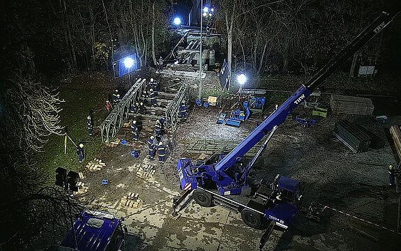 Installiert wurde eine sogenannte Bailey-Brücke - eine in Einzelteilen transportierbare Brückenkonstruktion. Sie gilt weltweit als das gängigste System und lagert auch beim THW Freising. (Foto: THW Freising)