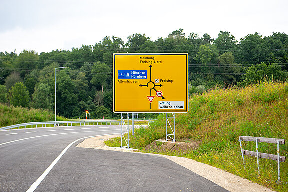 Das Verkehrsschild für die Auffahrt zum Kreisverkehr an der Thalhauser Straße steht bereits. (Foto: Stadt Freising) 