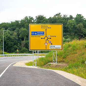 Das Verkehrsschild für die Auffahrt zum Kreisverkehr an der Thalhauser Straße steht bereits. (Foto: Stadt Freising) 