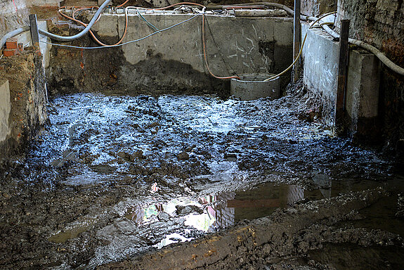 Dass eine Drainage erforderlich ist, um die Feuchtigkeit in den Griff zu bekommen, zeigt eindrücklich dieses im Gebäudeteil an der Moosach aufgenommene Bild. (Foto: Stadt Freising) 