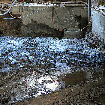 Dass eine Drainage erforderlich ist, um die Feuchtigkeit in den Griff zu bekommen, zeigt eindrücklich dieses im Gebäudeteil an der Moosach aufgenommene Bild. (Foto: Stadt Freising) 