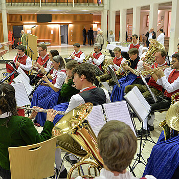 Jürgen Wüst dirigiert mit Elan die Stadtkapelle Freising. 