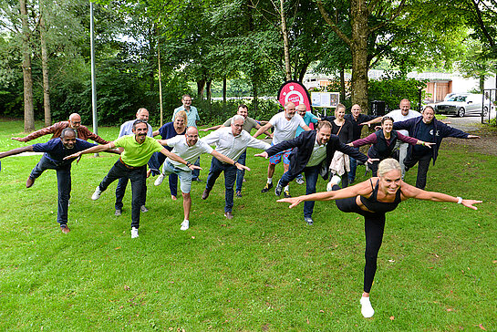 Zum Start gibt´s bei „Sport im Park“ nicht nur Reden, sondern es geht sogleich zur Sache. (Foto: Stadt Freising)