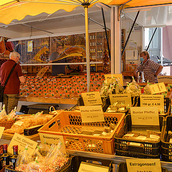 Verkaufsstand mit Gewürzen am Wochenmarkt Freising. (Foto: Stadt Freising)